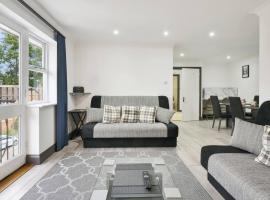 Long Stay Heaven Penthouse Near Longcross Studios, hotel in Brookwood