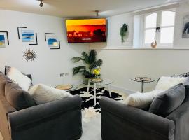 Safari Lodge - Close to Shopping Centre and Restaurants, Free Parking, Stylish and Amazing Artwork, cheap hotel in Burton upon Trent