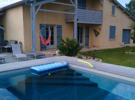 Parentale Pradère avec piscine – hotel w mieście Virazeil