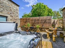 2 Bed in Lanhydrock 90216, hotel with jacuzzis in Bodmin