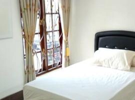 Private Bali Artifac GuestHouse, guest house in Singaraja