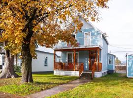 Downtown Home with Hot Tub and Bike Storage, hytte i Revelstoke