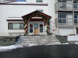 Ski to your back door! Shared condo with ski professional and cat., hôtel à Warren