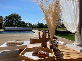Villa avec piscine en campagne !، فندق في Issigeac