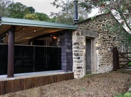 Tanyard Barn - Luxury Hot Tub & Secure Dog Field Included, lodge in Old Glossop