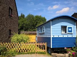Cozy Little Blue Caravan in Scy Belgique, מלון בScy