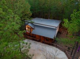 Cozy Cabin Perfect for Couples, hotel v destinaci Broken Bow