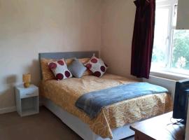 Welcoming Home Close to Transport Links, hotel with parking in Thornton Heath