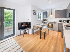 Luxury City Base 4 Beds, 2 Baths Parking!