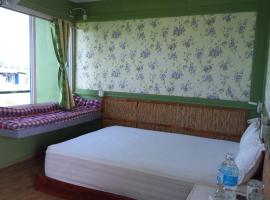 Shiva's Hippies Colony, hotel in Sauraha