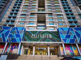 The Palladium, отель с бассейном в городе Илоило