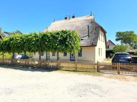 Ferien unterm Reet, villa in Prerow