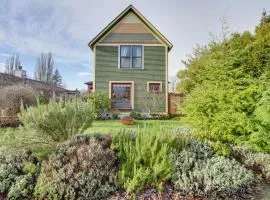 Bright Bellingham Home with Fire Pit 1 Mi to Beach!