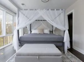 Modern Townhome, Large Game Room with Ping Pong, 10min to Downtown! Sleeps 10!