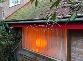 Garden house for 2 with private garden, hotell i Utrecht