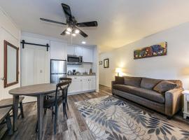Delightful Studio w/Kitchenette #111 at Donner Lake Village, Hotel in Truckee