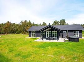 12 person holiday home in R m, koča v mestu Rømø Kirkeby