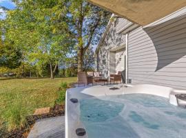 The Luxe/Hot Tub/ Putt Putt/10 Mins Shaker Village, hotel with parking in Harrodsburg
