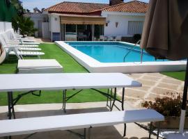 Chalet con Jardín, Piscina Privada y parking, vacation home in Seville