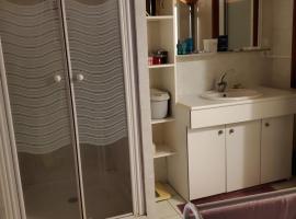 Chambre avec salle de bains โรงแรมที่มีที่จอดรถในSaint-Just-Saint-Rambert
