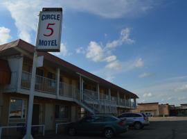 Circle 5 Motel, hotell med parkering i Olds