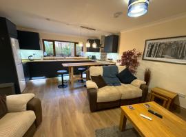 New city flat, 3 x double bed en-suite bedrooms, private kitchen & lounge, free private parking & own workspaces, hôtel à Exeter