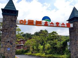Jeju Arbon Resort, отель с парковкой в Чеджу
