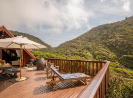 Ballots Bay Treehouse by HostAgents, beach hotel in George