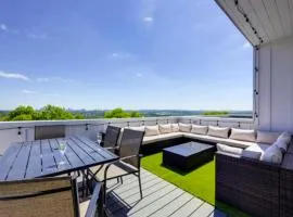 Luxury four-story Home with Rooftop views, 10min to Downtown! Sleeps 12!