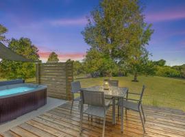 The Luxe/ Hot Tub/ On Bright Leaf Golf Course, hotel di Harrodsburg