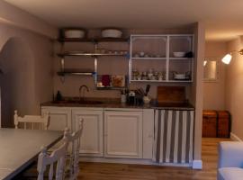 Bilocale a due passi dal mare immerso nel verde, hotel a Castiglioncello