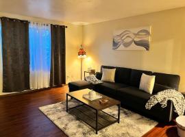 Quiet Cozy 2BR APT Black out Curtains, hotell i Peoria