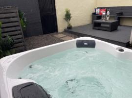 Château by the Sea - Luxury hotel style 3 bed with hot tub – hotel w mieście Newbiggin-by-the-Sea