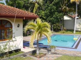 Caro Villa, holiday home sa Induruwa