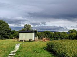 Cefnmachllys Shepherds Huts, hotel with parking in Brecon