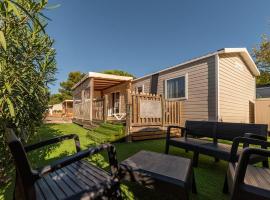 Mobil Home Luxe 3 chambres climatisé Canet en Roussillon, khách sạn ở Canet-en-Roussillon