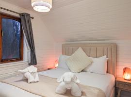 Boann 5 - Hot Tub-Hunting Tower Lodges-Luxury-Families-Romantic, хотел в Пърт