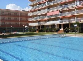Apartamento con gran piscina y frente a la playa., hotel in Malgrat de Mar