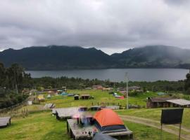 Zona De Camping Pachamamá de la Montaña Represa del Neusa, hotel s parkiralištem u gradu 'Cogua'