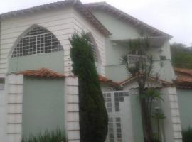 Casa com piscina, churrasqueira, fogão à lenha. SUL DE MINAS GERAIS, villa in Itajubá