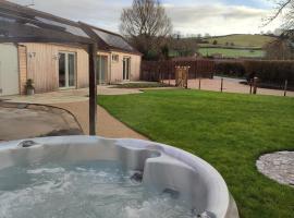 The Cow Byre - Cotswold retreat with hot tub, hotel with parking in Dursley