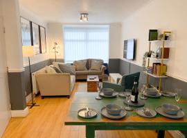 Cosy 3 bed home with garden - near to uni, restaurants & bars, družinam prijazen hotel v mestu Hull