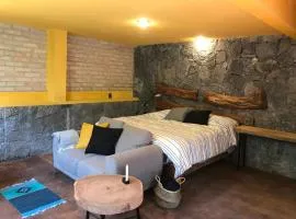 La Cabaña Amarilla al fondo del bosque de Tepoztlán