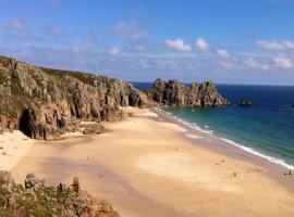 Penthouse Apartment near Porthcurno Beach and Minack Theatre, מלון בפורת'קורנו