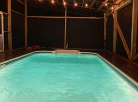 Private Farmhouse with Hot Tub, casa de campo em Dandridge