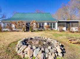 Expansive Possum Trot Lodge on 10 and Acres!, casa vacanze a Lovingston