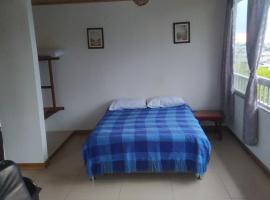 Apartamento pequeño, acogedor, 1 habitación, vista a zonas verdes, English, íbúð í Calarcá