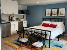 Private, cozy, suite by Mile High Stadium and Downtown Denver!, hotel i Denver