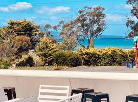 Adorable Studio next to cafe, walk to beach!, hotel a Orford