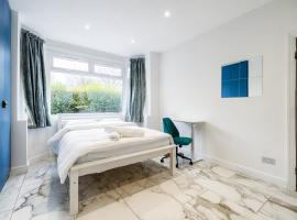 Luxurious 2 bedroom flat with parking and garden, 5 mins walk to train station and bus stop opposite property